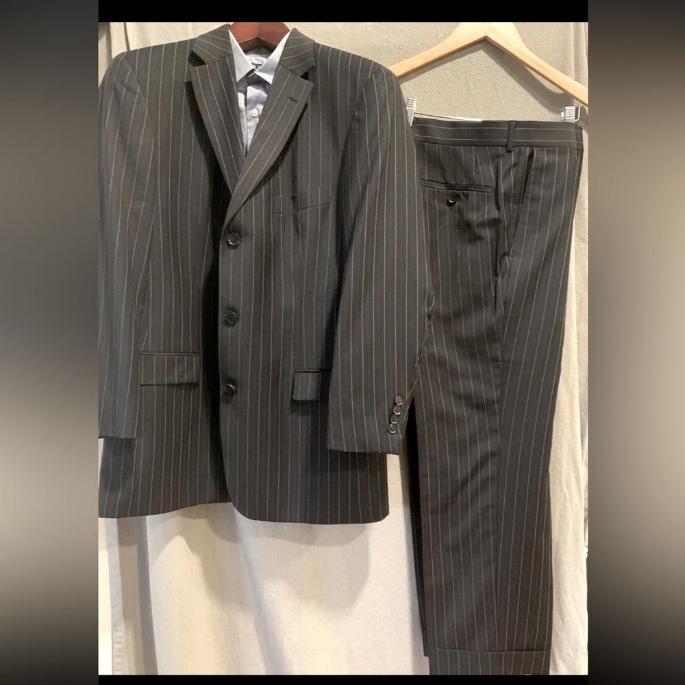 #108 Hugo Boss Rossellini Suit Navy Pinstripe Virgin Wool 42R 36W USA 3 Button